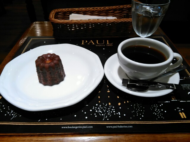 イートインでカヌレとコーヒー 店内は Paul 京王新宿店 おいしいパンとパン屋さんのくちこみ ランキング パンスタ