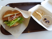 横浜でお散歩しながらパンを食べ歩きしました。