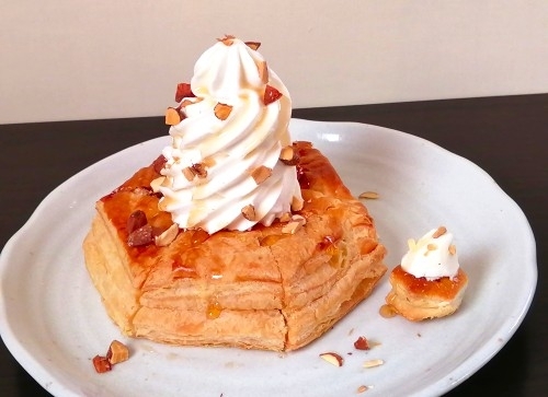 パイの実みたいなデニッシュを実食！ソフトクリームONでコメダのシロノワール風にアレンジ